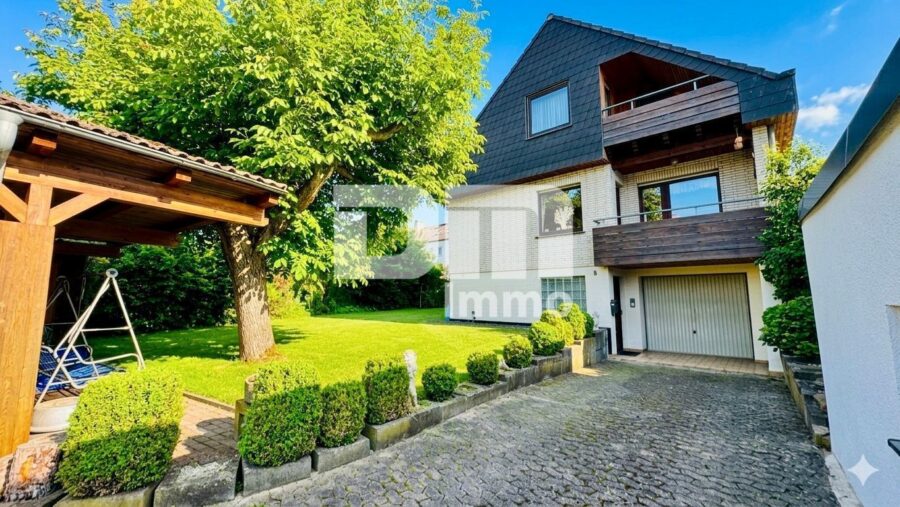 Großzügiges Einfamilienhaus in begehrter Lage mit Balkonen und Traumgarten + Terrasse - Zufahrt / Gartenbereich vor dem Haus + Überdachung